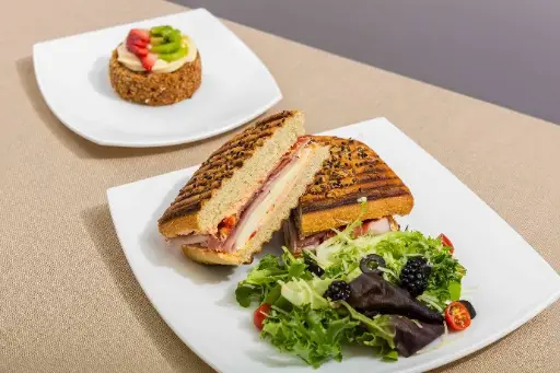 15. Panini de selva negra y jamón serrano.